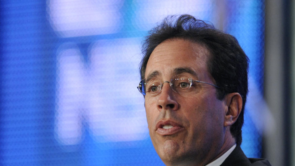 F�R HARD MEDFART: Jerry Seinfeld er meddommer og produsent for �The Marriage Ref� - et nytt komiquizshow som ikke f�r mange godord etter debuten s�ndag. FOTO: SCANPIX/REUTERS
