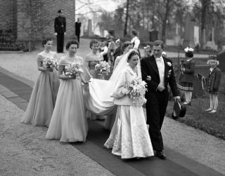 TIDLIG UTE: Det var sv�rt uvanlig for en kongelig � gifte seg med en borgerlig da prinsesse Ragnhild giftet seg med skipsreder Erling Lorentzen i Asker kirke i 1953. Helt fram til etter krigen m�tte kongelige abdisere om de ville gifte seg borgerlig.
Foto: Sverre A. B�rretzen / Aktuell