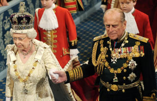 B�RER FORTSATT KRONEN P� HODET: Storbritannias dronning Elizabeth bruker kronen under �pningen av parlamentet. Her med dronninggemal prins Philip, som er f�dt prins. Foto: AFP/CARL DE SOUZA/WPA POOL/AFP