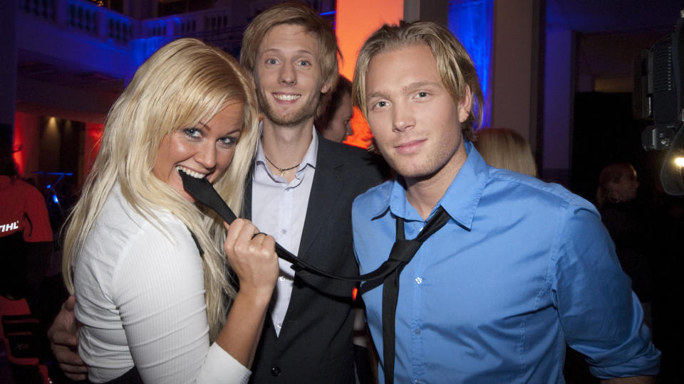 SEERSUKSESS: Programleder Gaute Gr�tta Grav (i midten) og deltakerne Karin Jonassen og Simon Mengaaen kan feire premiererekord. Her fra lanseringsfesten f�r jul. Foto: TV 2