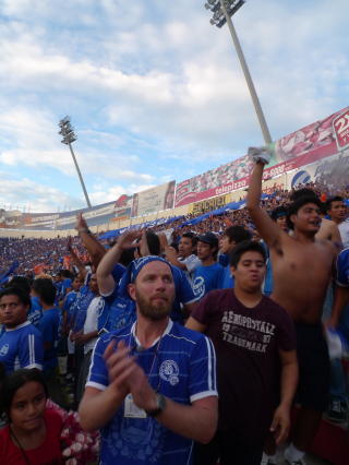P� JOBB: - Fra kampen mellom El Salvador og Honduras. Mannen ved siden av meg kaster urin. Jeg spurte hvorfor. - Tradisjon, sa han.