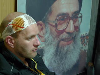 I IRAN: - Fikk en stein i hodet og m�tte ta en pust i bakken, etter litt diskusjon fikk jeg slappe av litt p� b�nnerommet. Mener � huske at jeg lengtet litt hjem der.