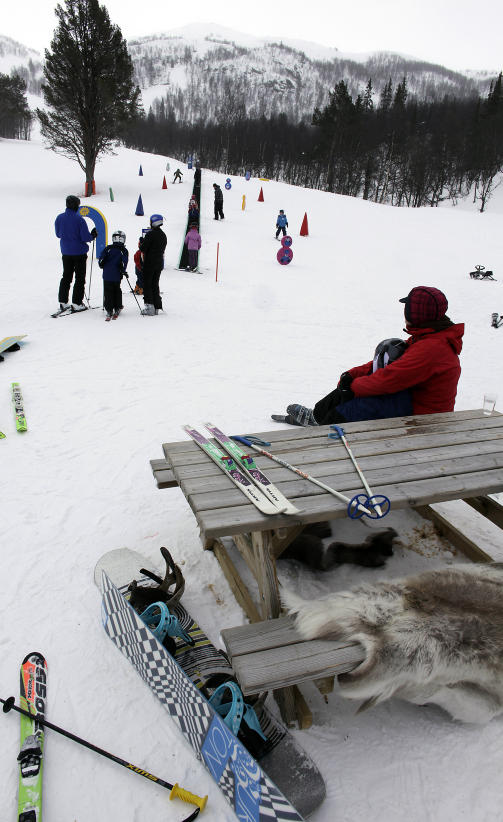 BARNEBAKKE: Flott med skib�nd eller rulletrekk for de aller minste. Reinsdyrskinn er gener�st lagt ut for � holde baken varm.