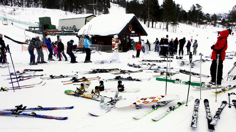 SKIPAUSE: Mellom Skikroa og heisen er det tett i tett med ski og brett. Eierne har tatt seg en pause innend�rs i gr�v�ret. Alle foto: Ole C. H. Thomassen