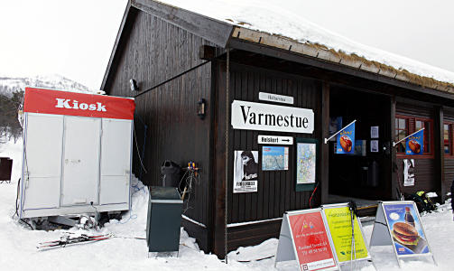 MATSERVERING: Varmestue med kiosk ute og inne.Enkelt og trivelig. Ingen stank fra frityrfett.
