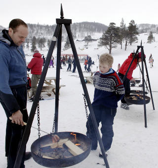 INNF�DT: Christian Vaa bor p� andre siden ved Raulandsfjell . Nabogutten Marius A. Vierenga f�lger med p� p�lsegrillingen.