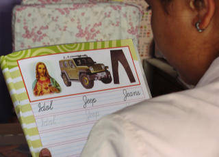 INGEN STATSRELIGION: Den indiske grunnloven sl�r fast at ingen religion skal begunstiges av staten. B�de hinduismen og islam omfatter et mylder av ulike retninger. I enkelte kretser ivres det for � gj�re hiduismen til landets offisielle religion. Foto: AP Photo/Francis Khangwar