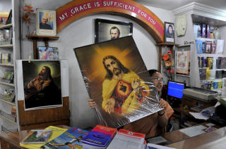 KOMPLISERT ETNISK SAMMENSETNING: India rommer sv�rt mange spr�kgrupper, kaster, religioner, folkeslag, stammer. Fra et hindusynspunkt er alle enhetene kaster, mens gruppene selv kan mene at de st�r utenfor eller i direkte opposisjon til hinduismen. Dette gjelder mange kristne og muslimske sekter. Foto: AFP PHOTO/Noah SEELAM