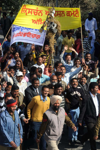 24 MILLIONER KRISTNE I INDIA: Mange av disse f�ler seg forfulgt. Dette er demonstranter i Amritsar i Punjab, hvor sammenst�tene har v�rt mest alvorlig. Foto: AFP PHOTO/NARINDER NANU