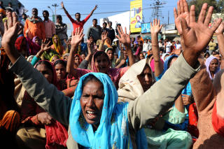 F�LER SEG FORFULGT: Kristne utgj�r 2,3 prosent i India, og f�ler seg forfulgt av hindumajoriteten. Foto: AFP PHOTO/NARINDER NANU