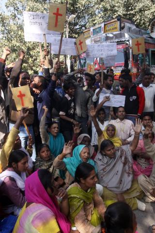 FIRE PERSONER ARRESTERT: Indiske myndigheter sl�r hardt ned p� krenkelser av religi�se grupper. Risikoen for at det utarter er stor. Dette er demonstranter i Punjab. Foto: EPA/RAMINDER PAL SINGH
