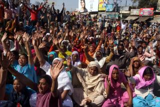 BLOKKERTE VEIEN FOR JESUS: Demonstranter i Punjab. I byen Batala ble det innf�rt portforbud n�r grupper klasjet sammen. En kirke ble satt i brann og annen eiendom ble vandalisert. Demonstrantene krevde arrestasjon av Pritpal Singh, mannen bak publiseringen. Foto: EPA/RAMINDER PAL SINGH
