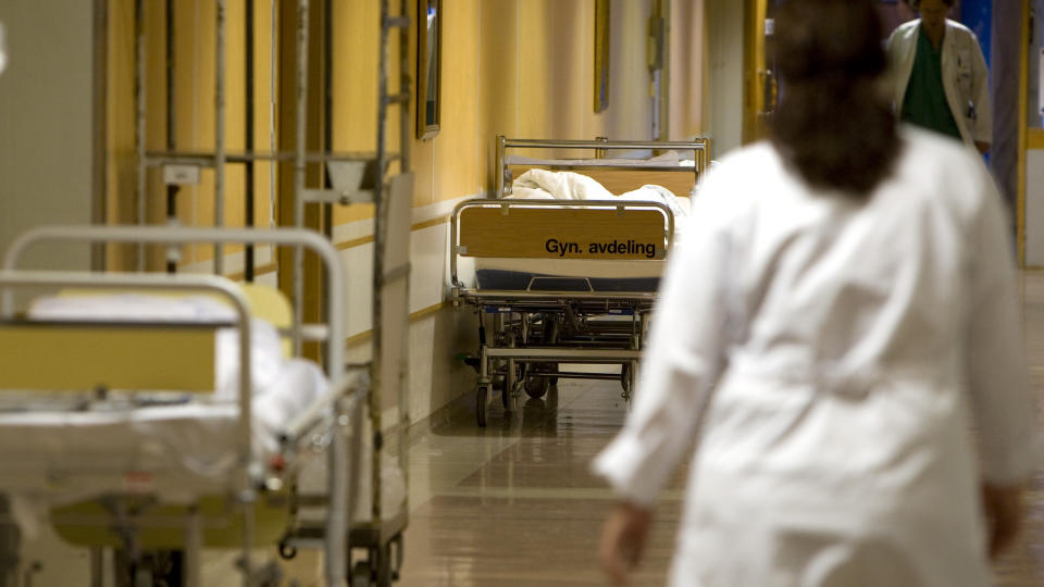 LENGRE VENTETID: Ventetiden for pasienter som har rett til � f� fastsatt en frist for behandling ved sykehusene, �kte med to dager i fjor  Foto: Scanpix