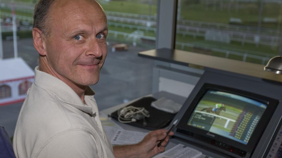 NY GEVINST. Dagbladets tipsekspert Bengt Berg skaffer sine tilhengere gevinster. N� ble det klaff igjen i en lunsjomgang. Foto: HESTEGUIDEN.COM