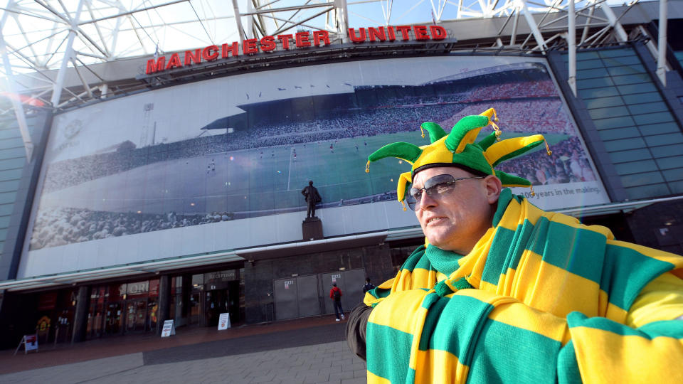 TRENGER ST�TTE: Manchester Uniteds supportere har st�ttet helhjertet opp om �green and gold�-kampanjen. N� ber investorgruppa som er d�pt �de r�de ridderne� om de samme supporternes bidrag til deres planer om � kj�pe ut Glazer-familien.Foto: SCANPIX/AFP PHOTO/PAUL ELLIS