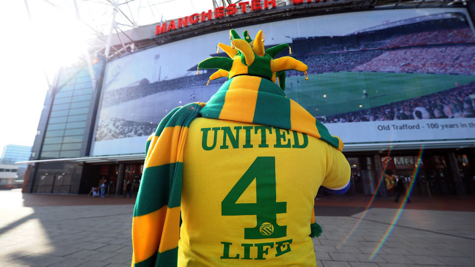 GULT OG GR�NT HAR ERSTATTET R�DT: Glazer-fiendtlige bannere blir fjernet p� Old Trafford, men vaktene kan ikke stoppe fansen fra � kle seg i protestfargene gr�nt og gult - noe de har gjort i hopetall de siste ukene. I kveld kan supporterne ta protesten et hakk lenger gjennom � st� p� utsiden av stadion n�r kampen mot Milan sparkes i gang. Foto:  AFP PHOTO/PAUL ELLIS