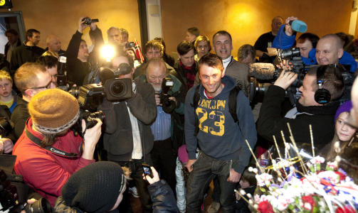 TILBAKE I TR�NDELAG: Petter Northug ble tatt imot av fans og familie p� V�rnes i ettermiddag. Foto: Gorm Kallestad / Scanpix