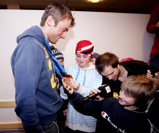 F� KJENNE! Northug lot sm�fans f� ta og f�le p� medaljene. Foto: Gorm Kallestad / Scanpix