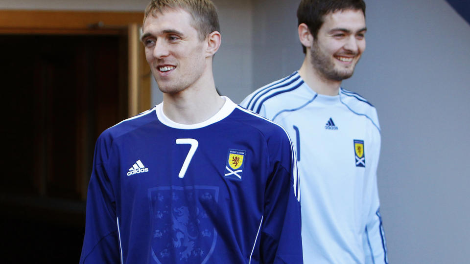 NYE DRAKTER OG NYE REGLER: Skottland-kaptein Darren Fletcher og keeper Craig Gordon viste fram landslagets nye tr�yer i dag. I morgen spiller Skottland privatkampe mot Tsjekkia. Foto: REUTERS/David Moir