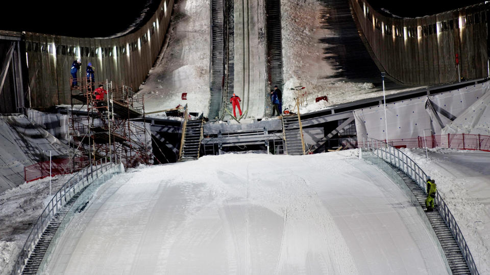 TJUVSTART: Her svever en hopper i svev ned unnarennet under pr�vehopping i den nye Holmenkollbakken tirsdag kveld. Foto: Stian Lysberg Solum/SCANPIX
