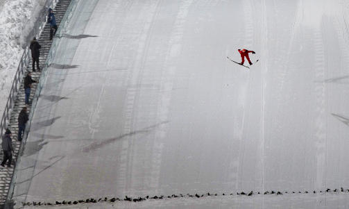PR�VEHOPPER: Her g�r en av kveldens tjuvstartere inn for landing. Foto: Stian Lysberg Solum / SCANPIX