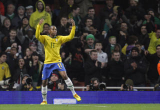 SANTOS-SPISS: Robinho var tilbake i Storbritannia for f�rste gang siden han fikk �nsket oppfylt og ble l�nt til sin eks-klubb Santos i Brasil. Foto: AP/Lefteris Pitarakis