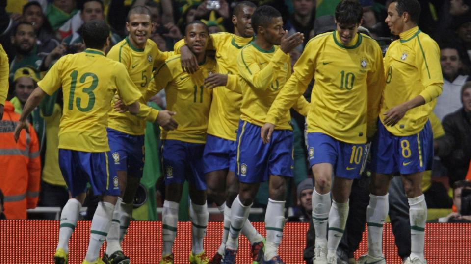 SCORET P� CITY-KEEPER: Her feirer Robinho (nummer tre fra venstre) sin scoring p� Emirates i kveld. Foto: AP/Lefteris Pitarakis