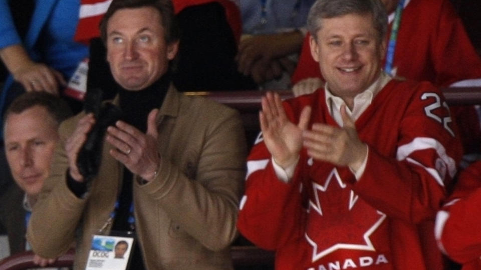 PRESTISJEGULL: Statsminister Stephen Harper (t.h.) hadde all grunn til � juble da Canada slo USA i OL-finalen i ishockey. Harper s� matchen sammen med hockeylegenden Wayne Gretzky. Seieren sikrer ogs� Harper en kasse �l fra president Barack Obama. Foto: REUTERS/SCANPIX