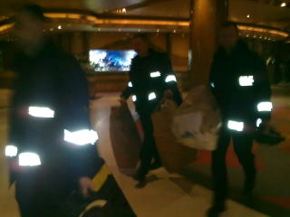 BESLAG: Her frakter politimenn ut to poser med mulig bevismateriale fra Radisson Blu-hotellet. MMS-foto: Harald S. Klungtveit/Dagbladet