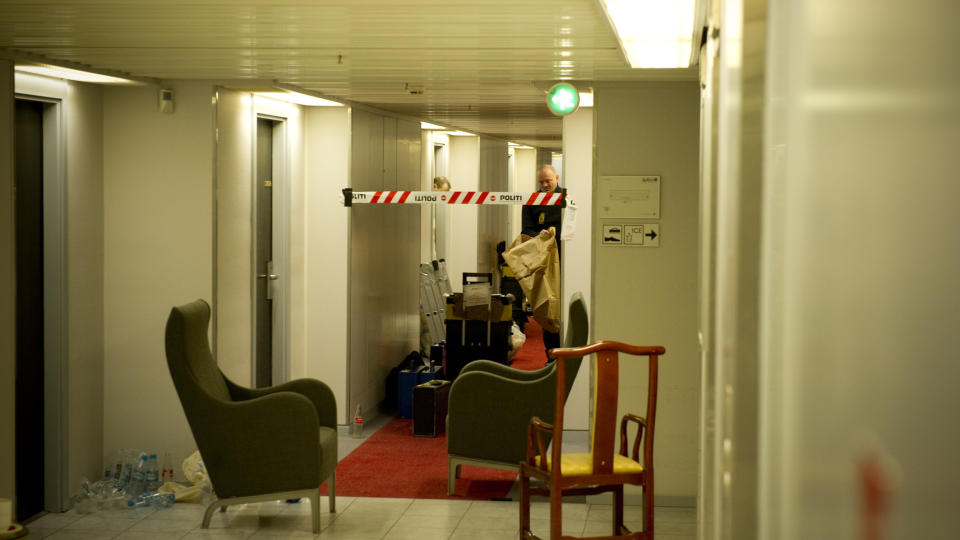 20. ETASJE: Politiet har sperret av gangen der kvinnen bodde, og h�per de har drapsmannen p� video. Foto: �istein Norum Monsen/Dagbladet