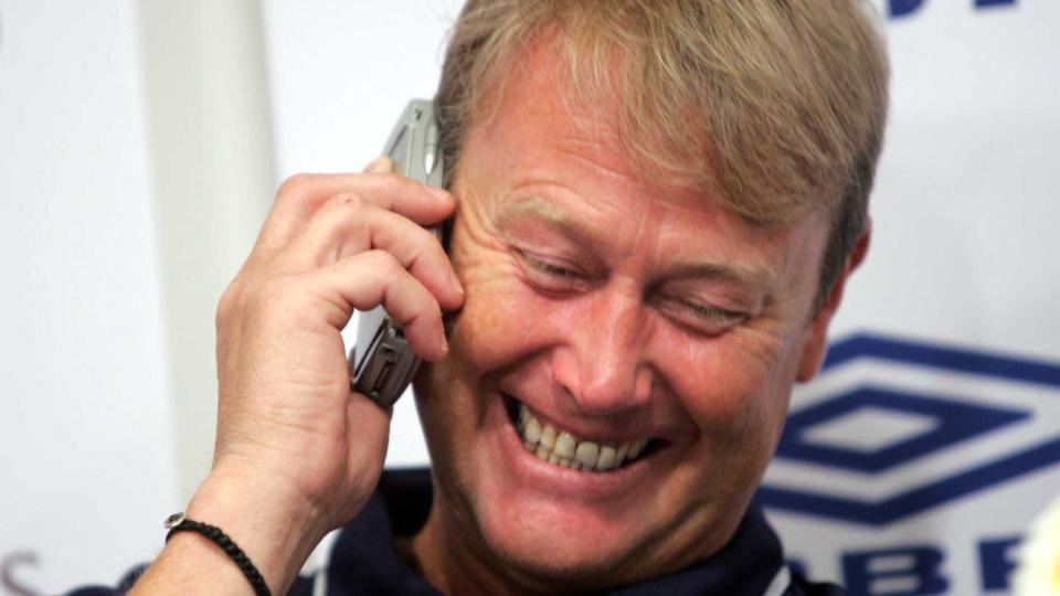 MORO MED MOBIL: �ge Hareide er p� reisefot stadig vekk. N� blir det bliigere � gj�re akkurat dette n�r Hareides menn er p� tur. Foto: Morten F. Holm / SCANPIX .