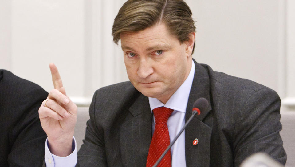 ADVARER MOT ISLAMISERING: Christian Tybring-Gjedde (FrP) mener at hijab m� forbys i skolen. Her sammen med partikollega J�rund Henning Rytman (til venstre). Foto: Cornelius Poppe / Scanpix