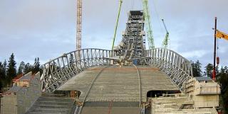 UNDER BYGGINGEN: Status Holmenkollen hoppanlegg november 2009. Foto: Oslo kommune