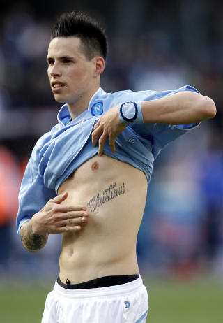 HYLLER S�NNEN: Marek Hamsik feirer straffem�let mot John Arne Riises Roma ved � vise fram tatoveringen p� brystet, navnet til s�nnen Christian. Foto: Giampiero Sposito, Reuters/Scanpix