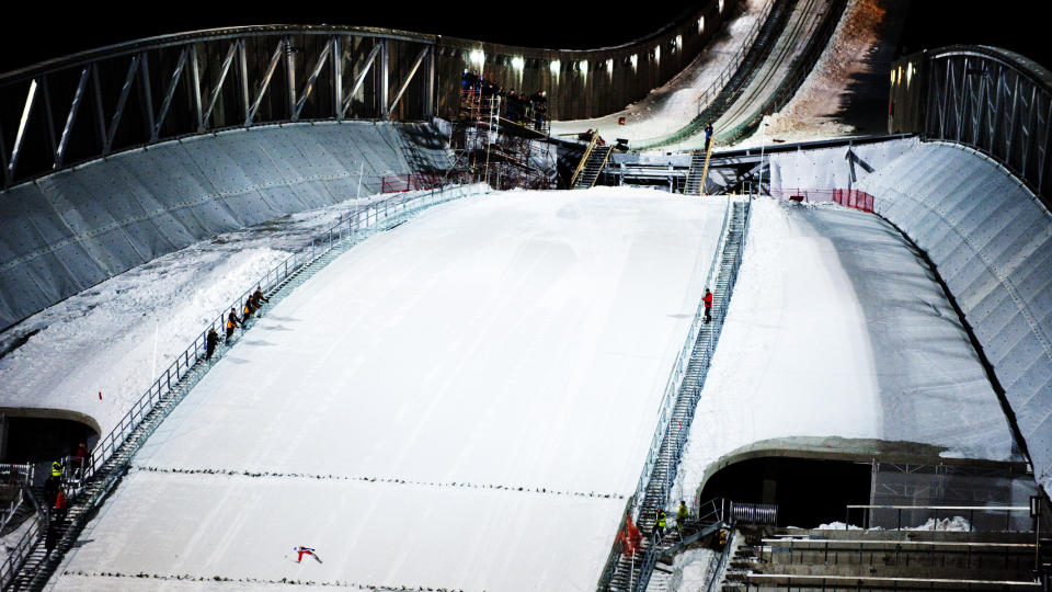 F�RST UTE: Her tar Bj�rn Einar Rom�ren det f�rste hoppet i nye Holmenkollen. Han landet p� 111 meter. Foto: Thomas Rasmus Skaug / Dagbladet