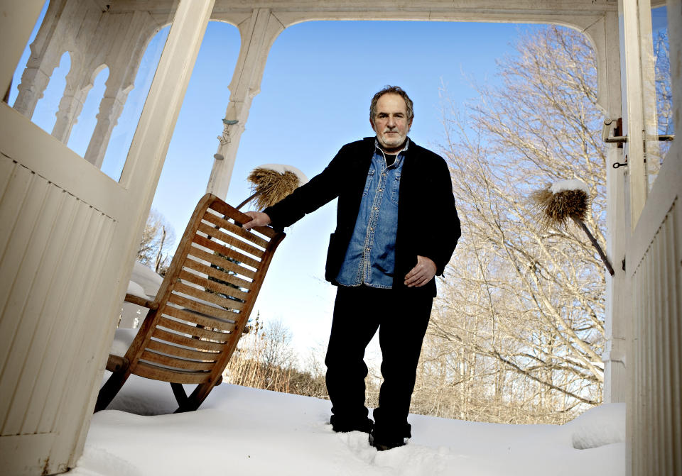 MER THYGESEN: Jon Michelet ser Thygesen-serien som en samtidskr�nike over fenomener som har funnet sted i Norge siden 1975 og fram til i dag. Hjemme p� et vinterlig Larkollen er han allerede i gang med � gruble fram intrigen for neste bok, som godt kan komme til � utspille seg i n�rmilj�et. Foto: Lars Eivind Bones/Dagbladet