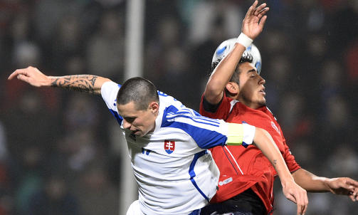 IKKE LIKE PIGG: I november stilte Hamsik (t.v.) nybarbert til privatlandskamp mot Arturo Vidal og Chile.  Foto: Hans Punz, AP/Scanpix