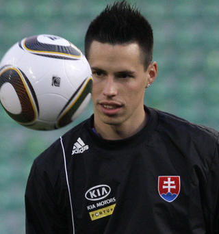 KLAR FOR NORGE: I g�r trente Marek Hamsik med Slovakia foran dagens kamp mot Norge. Og piggsveisen er tilbake. Foto: Petr David Josek, AP/Scanpix