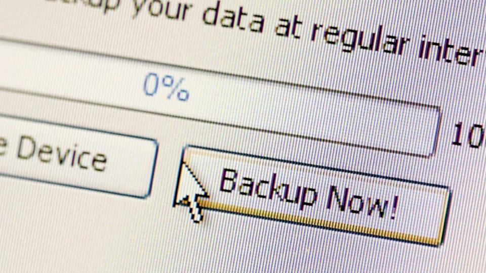 ENKLERE: Med Windows 7 har det blitt lettere � sette opp en automatisk sikkerhetskopiering av PC-en. iStokphoto