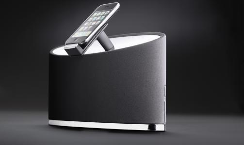 EKSKLUSIVT: Bowers & Wilkins satser p�  design og lyd framfor avansert funksjonalitet med sin iPod-dokk Zeppelin Mini. Foto: BOWERS & WILKINS