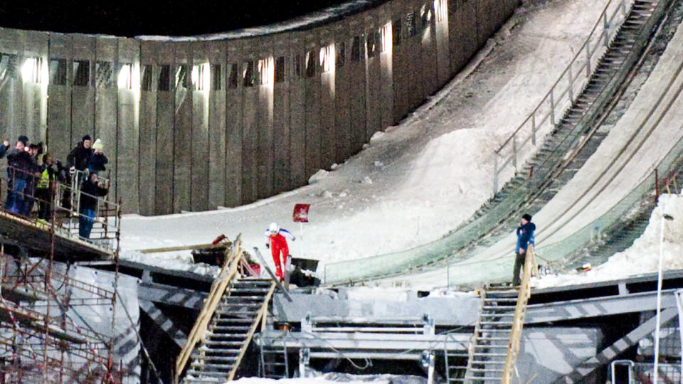 HISTORISK: Foran et publikum p� omtrent 20 personer ble Bj�rn Einar Rom�ren her tidenes f�rste skihopper i Nye Holmenkollen. Rennleder i bakken mener at testhoppingen i g�r kveld var strengt n�dvendig for at Anette Sagen skal kunne hoppe i kveld. Hoppsjefen lurer p� hvorfor det var n�dvendig at det ble Rom�ren.
Foto: Thomas Rasmus Skaug / Dagbladet