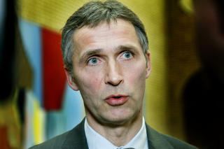 FRA KONGEHUS TIL KOLLEN: I forbindelse med Stortingets sp�rretime m�tte Jens Stoltenberg svare p� b�de Giskes kronprinsinvitasjon og br�ket rundt hvem som skulle hoppe f�rst i Kollen. Foto: Jacques Hvistendahl/Dagbladet