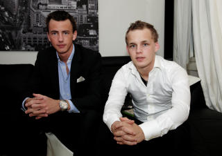 FESTER FORTSATT: - Jeg synes ikke sparetipsene fra Luksusfellen ga noen aha-opplevelse, sier Fredrik Kittel-Nielsen. Guttene innr�mmer at de lever som f�r de fikk �konomihjelp. Foto: TV 3