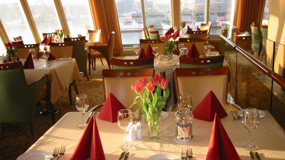 STASELIG:Spisesalen ombord i  M/S Midnattsol er standmessig, men du m� se langt etter norsk vin i glassene. Foto: Kirsten M. Buzzi