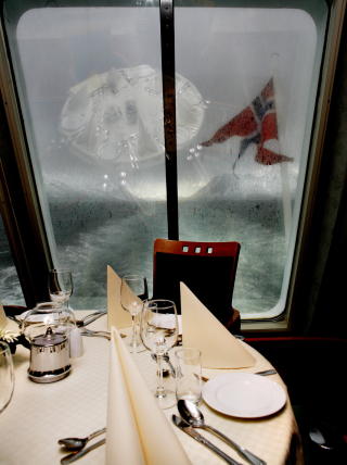 TOMT: I glassene p� Hurtigruta Trollfjord. restaurantbord er det lite norskt i glassene.. Foto: Agnete Brun