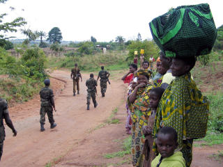 BURUNDI: Sivile p� flukt etter et angrep fra FNL-geriljaen i 2007. Burundi er et av landene Norge har gitt penger til gjennom Interpeace, penger det ikke ble f�rt kontroll med. Foto: AFP PHOTO/ Esdras Ndikumana