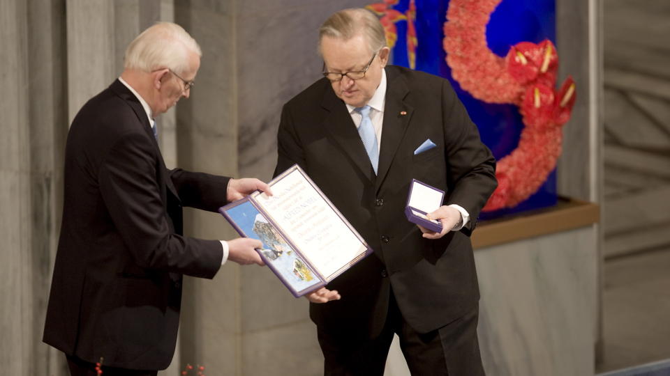 FREDSPRISVINNER: Martti Ahtisaari mottar Nobels fredspris. Interpeace, der Ahtisaari var generalsekret�r, har slurvet med rapportering og betalt ut sv�rt h�ye l�nninger. Foto: Espen R�st/Dagbladet