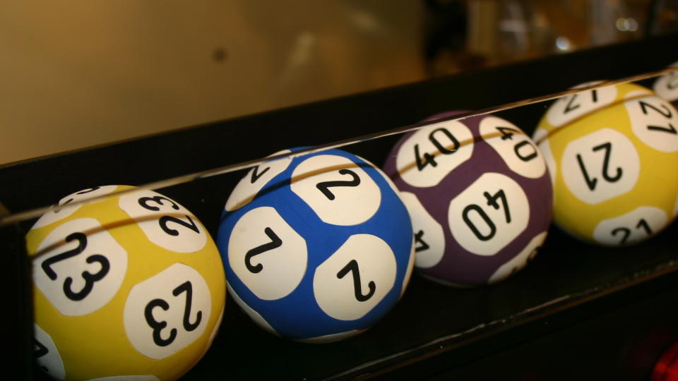 KREVER FLAKS: To nordmenn og �n finne vant 36,5 millioner kroner i kveldens Viking Lotto-trekning. Foto: SCANPIX