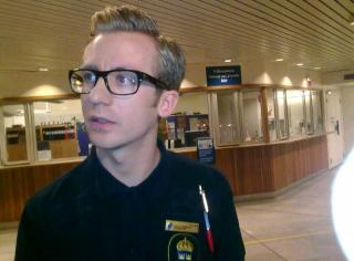- HAN KOM PLUTSELIG: Calle Persson ved infoavdelinga i sk�nepolitiet sier de ikke visste at den etterlyste mannen var i landet, f�r han plutselig troppet opp i luka i bakgrunnen for � tilst� drap. Foto: HARALD KLUNGTVEIT