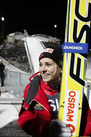 BLID: Anette Sagen h�rte Kollenbr�let p� vei ut fra hoppkanten. Etterp� bedyret hun at Rom�rens tyvstart ikke betydde noe. Foto: Gorm Kallestad / Scanpix